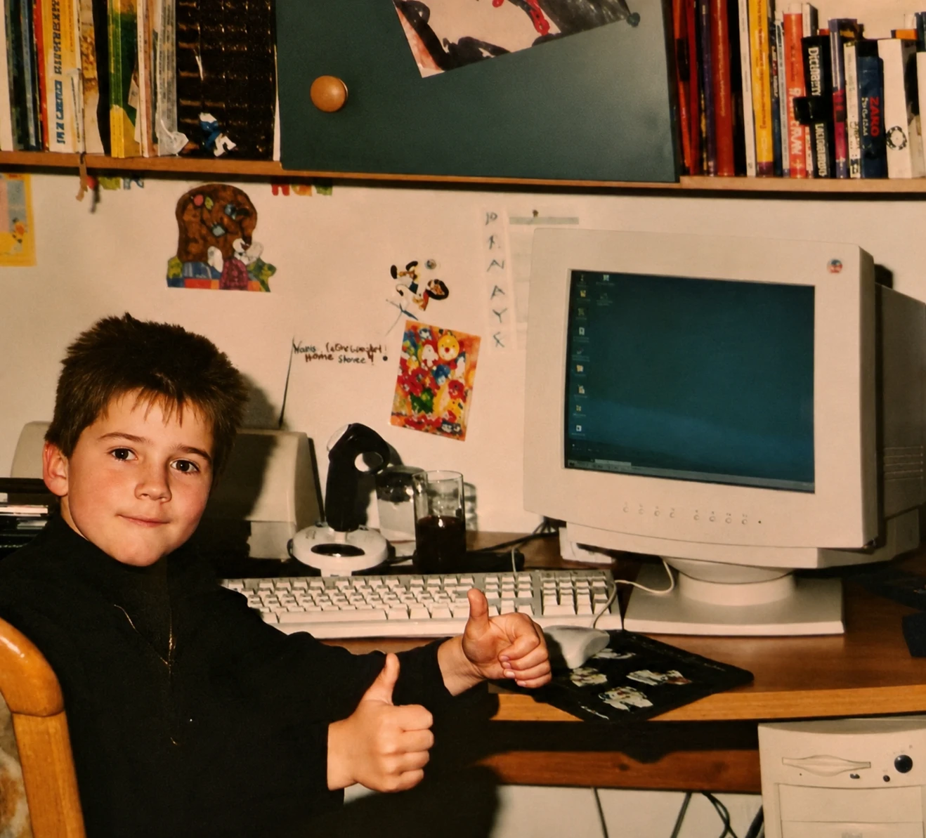 Yves Kindel als Kind am ersten Computer, Daumen hoch